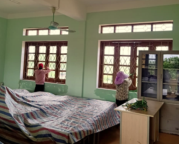 Nhiều trường học đã chủ động chằng buộc lại các cửa phòng học để đảm bảo an toàn, tránh thiệt hại.