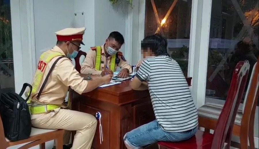 Lực lượng CSGT đã chở ông D. về trụ sở để làm việc. Lực lượng CSGT đã chở ông D. về trụ sở để làm việc.