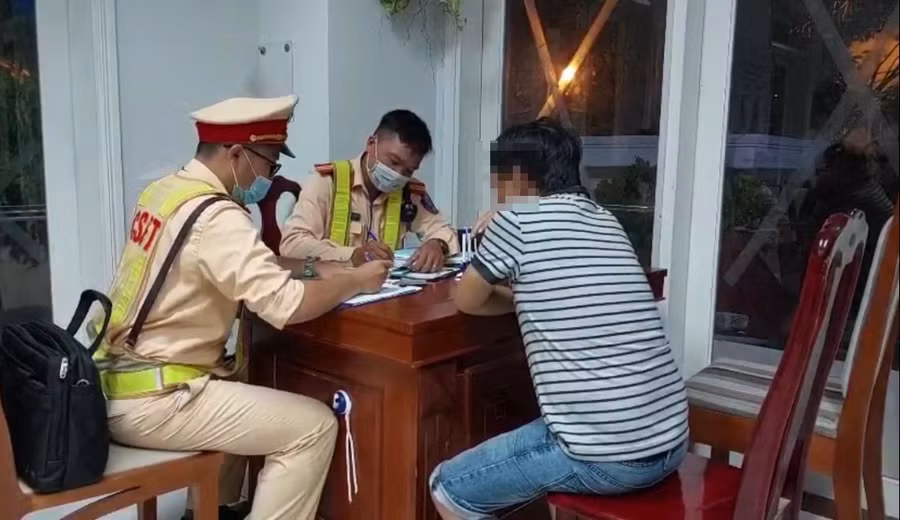 Lực lượng CSGT đã chở ông D. về trụ sở để làm việc.