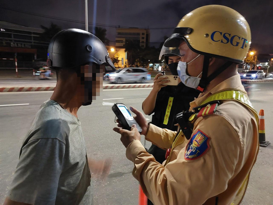 Lực lượng CSGT Công an TP. Đà Nẵng tiến hành đo nồng độ cồn người đi đường. Lực lượng CSGT Công an TP. Đà Nẵng tiến hành đo nồng độ cồn người đi đường.