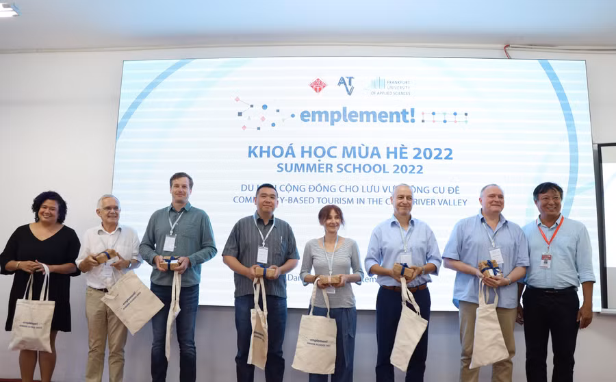 Trao quà lưu niệm cho giáo sư, giảng viên tham gia chương trình.