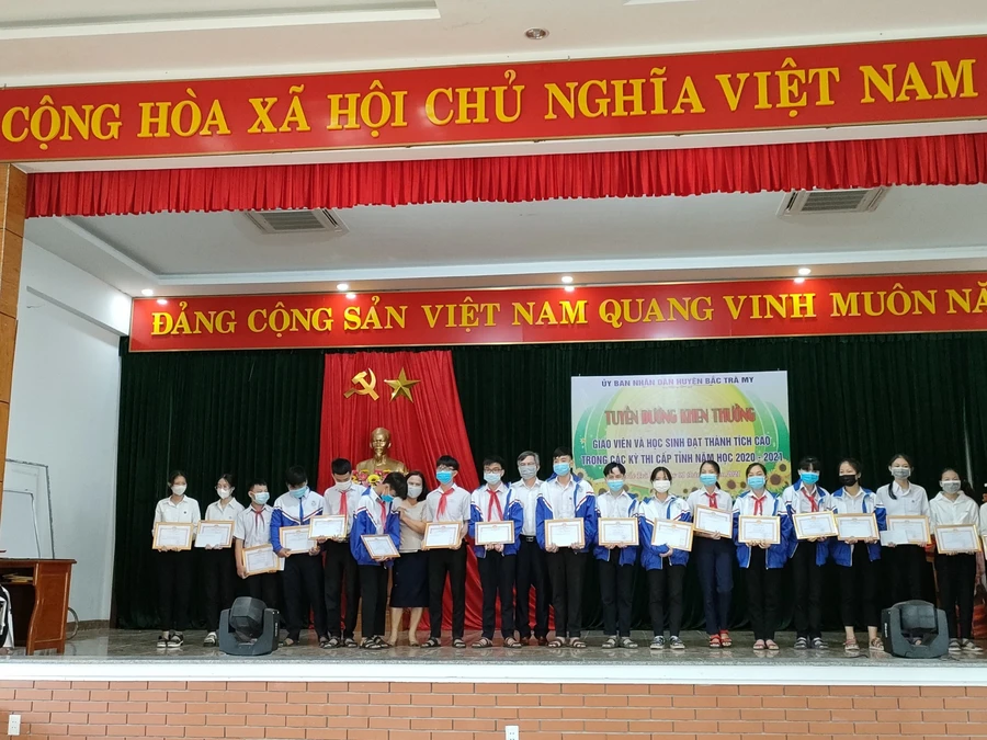 Tuyên dương HS đạt thành tích cao trong Kỳ thi Học sinh giỏi cấp tỉnh. Ảnh: Thanh Tú.