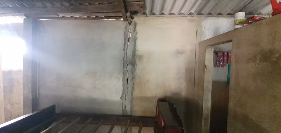 Trải qua nhiều năm mưa bão, căn nhà đã xuống cấp trầm trọng