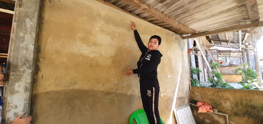 Nhà ở vùng trũng nên hễ có mưa to là nước dâng vào nhà và ngập sâu.