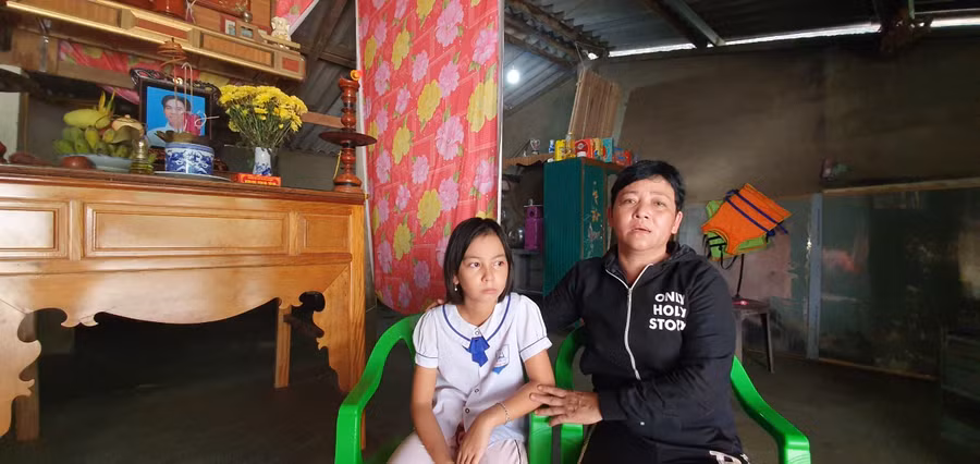 Hai mẹ con lo lắng khi căn nhà đã xuống cấp và mùa mưa lũ đang đến gần.