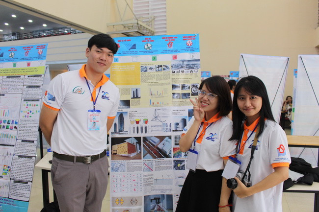Euréka đã trở thành sân chơi khoa học quen thuộc của nhiều thế hệ SV. Euréka đã trở thành sân chơi khoa học quen thuộc của nhiều thế hệ SV.