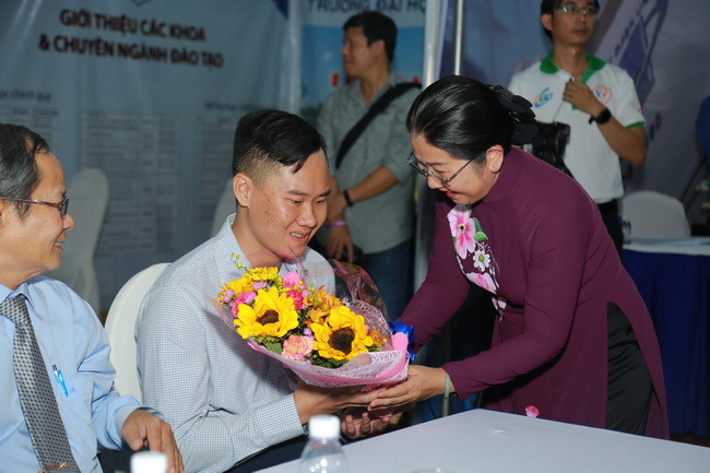 Bà Võ Thị Dung, Phó bí thư Thành ủy TPHCM tặng hoa chúc mừng cho Đinh Văn Lộc, một SV khiếm thị nhưng đam mê khoa học. Bà Võ Thị Dung, Phó bí thư Thành ủy TPHCM tặng hoa chúc mừng cho Đinh Văn Lộc, một SV khiếm thị nhưng đam mê khoa học.