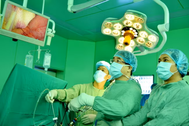 PGS.TS.BS Nguyễn Hoàng Bắc -Giám đốc BV ĐHYD cùng ê kíp đang phẫu thuật nội soi.