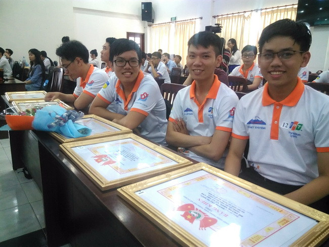 Các thí sinh vui mừng đạt được giải thưởng cao của cuộc thi Lập trình Makerthon 2018. Các thí sinh vui mừng đạt được giải thưởng cao của cuộc thi Lập trình Makerthon 2018.