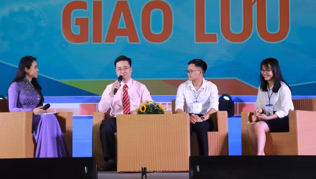 PGS.TS Trần Minh Triết, chia sẻ về những kỷ niệm ngày đầu đến với Euréka tại buổi giao lưu tổng kết 20 năm giải thưởng.