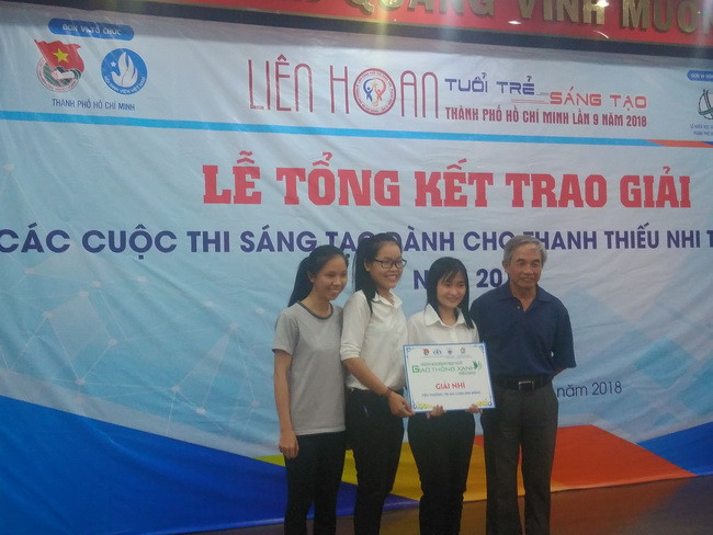 Nhóm tác giả với đề tài "Bộ tranh ảnh cổ động an toàn giao thông" vinh dự đạt giải Nhì cuộc thi sáng tạo trẻ "Giao thông xanh" 2018, chụp hình lưu niệm với đại diện Ban giám khảo cuộc thi. Nhóm tác giả với đề tài "Bộ tranh ảnh cổ động an toàn giao thông" vinh dự đạt giải Nhì cuộc thi sáng tạo trẻ "Giao thông xanh" 2018, chụp hình lưu niệm với đại diện Ban giám khảo cuộc thi.