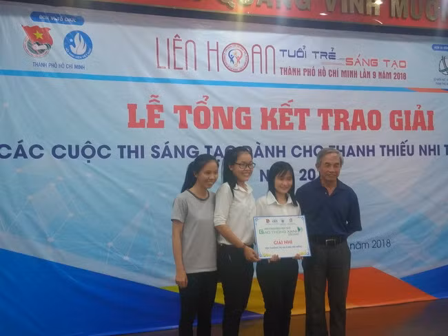 Nhóm tác giả với đề tài "Bộ tranh ảnh cổ động an toàn giao thông" vinh dự đạt giải Nhì cuộc thi sáng tạo trẻ "Giao thông xanh" 2018, chụp hình lưu niệm với đại diện Ban giám khảo cuộc thi.