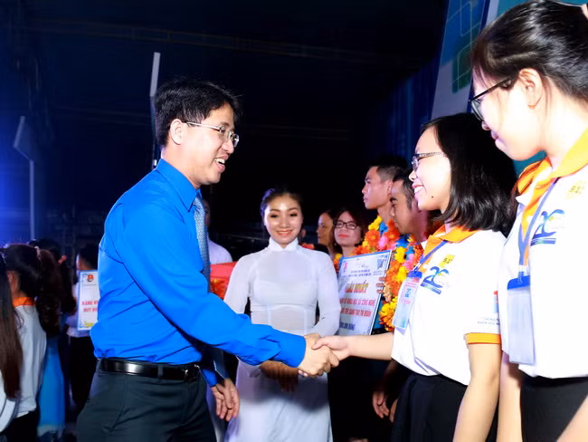 Anh Phạm Hồng Sơn, Bí thư Thành đoàn TPHCM trao giải cho các thí sinh đạt giải cao tại Euréka lần thứ 20 tổ chức vào tháng 11/2018.