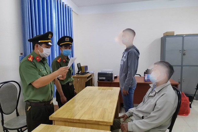 Cơ quan công an tỉnh Lâm Đồng làm việc với đối tượng L. (Ảnh: Công an Lâm Đồng)