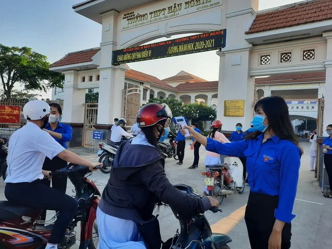 Học sinh Long An đến trường được đo thân nhiệt, rửa tay sát khuẩn để phòng dịch Covid-19 (Ảnh: Tư liệu)