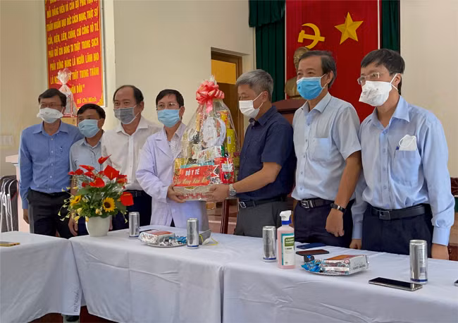 Thứ trưởng Bộ Y tế Nguyễn Trường Sơn khi đến thăm hỏi, động viên tinh thần đội ngũ nhân viên y tế của BV dã chiến Củ Chi trong dịp Tết (Ảnh: Sở Y tế TPHCM)