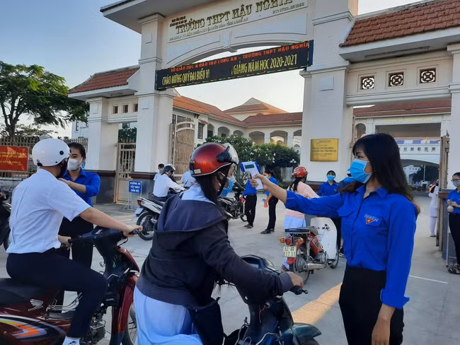 Học sinh Long An đến trường được đo thân nhiệt, rửa tay sát khuẩn để phòng dịch Covid-19 (Ảnh: Tư liệu)