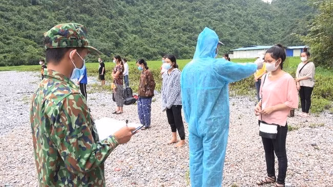 Lực lượng biên phòng ngăn người nhập cảnh trái phép vào trong nước. Ảnh: VOV.