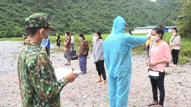 Lực lượng biên phòng ngăn người nhập cảnh trái phép vào trong nước. Ảnh: VOV.