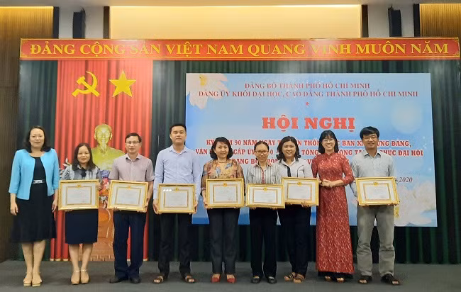 Bí thư Đảng ủy Khối Nguyễn Thị Minh Hồng cùng Phó bí thư Thường trực Đảng ủy Khối Nguyễn Thị Là trao giấy khen cho các cá nhân thực hiện tốt công tác tổ chức