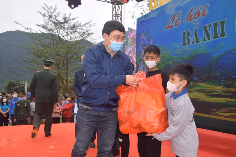 Đại diện Báo GD&amp;TĐ tại Quảng Bình trao tặng quà cho học sinh “Con nuôi Biên phòng”.