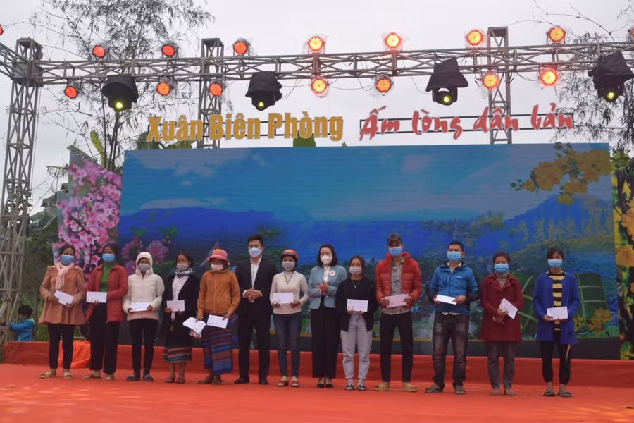 Nhiều suất quà đã được trao cho bà con có hoàn cảnh khó khăn tại xã Trường Sơn trước dịp Tết Nguyên đán 2022.