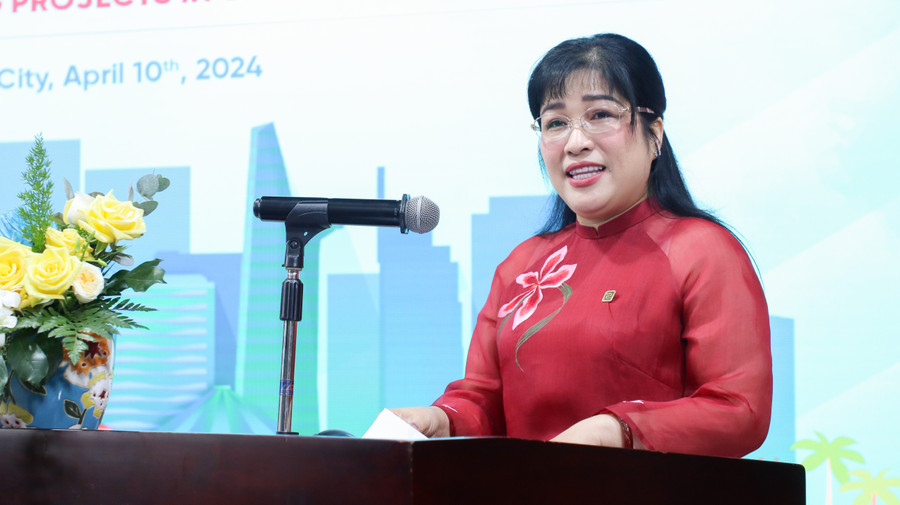 ThS. Lưu Thị Thanh Mẫu - Phó Chủ tịch Hội Doanh Nhân Trẻ Việt Nam, Phó Chủ tịch Hiệp hội Bất Động sản TPHCM, Tổng giám đốc Phuc Khang Corporation phát biểu tại hội thảo. (Ảnh: HCMULAW) ThS. Lưu Thị Thanh Mẫu - Phó Chủ tịch Hội Doanh Nhân Trẻ Việt Nam, Phó Chủ tịch Hiệp hội Bất Động sản TPHCM, Tổng giám đốc Phuc Khang Corporation phát biểu tại hội thảo. (Ảnh: HCMULAW)