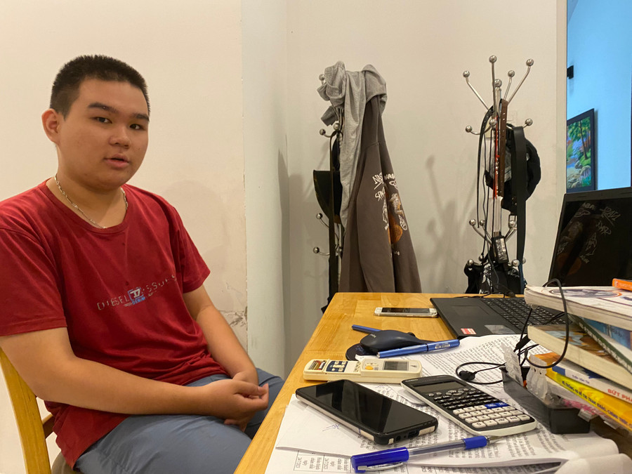 Em Phạm Mạnh Hùng bên góc học tập của mình. Ảnh: Hoàng Vinh. Em Phạm Mạnh Hùng bên góc học tập của mình. Ảnh: Hoàng Vinh.