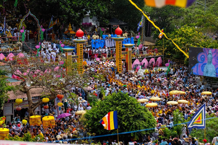 Hàng ngàn Phật tử tham gia lễ hội Quán Thế Âm năm 2019. Ảnh tư liệu. Hàng ngàn Phật tử tham gia lễ hội Quán Thế Âm năm 2019. Ảnh tư liệu.