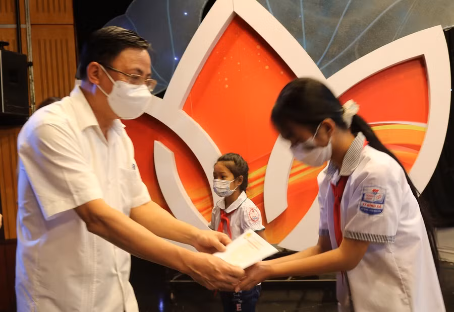 Ông Đặng Xuân Trường, UV Ban Thường vụ Tỉnh ủy, Phó Chủ tịch Thường trực UBND tỉnh Thái Nguyên trao học bổng cho các em học sinh vượt khó học tốt 