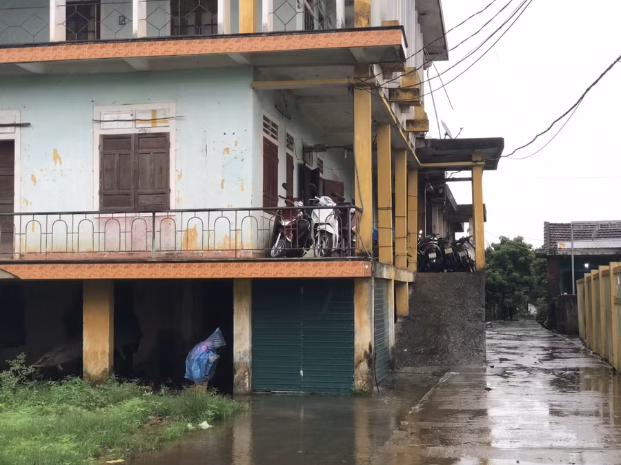 Người dân đã chủ động kê cao đồ đạc để đảm bảo an toàn.