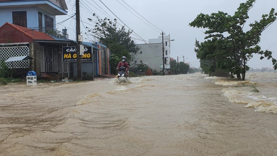 Mưa lớn kéo dài đã gây ngập cục bộ một số tuyến đường.