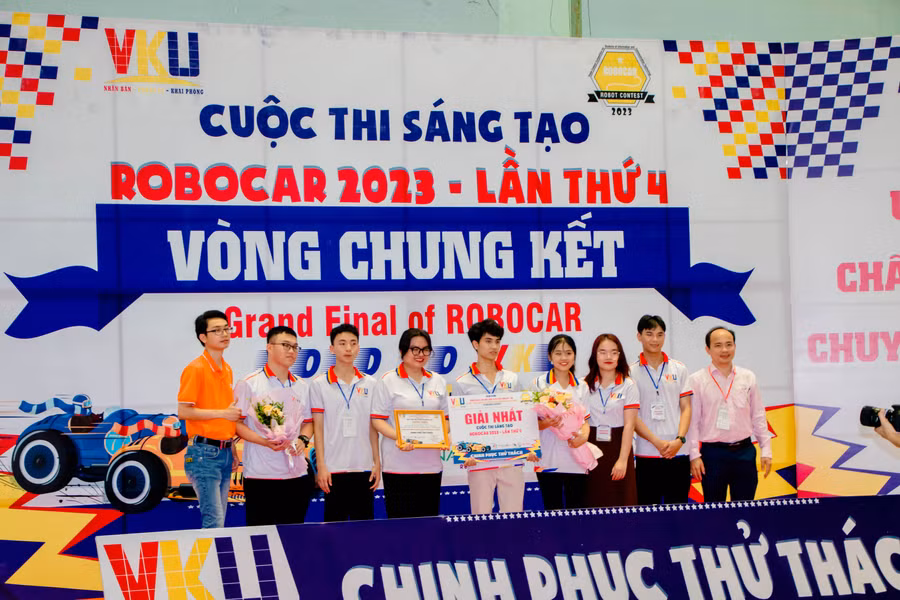 Ban tổ chức trao giải Nhất cho đội