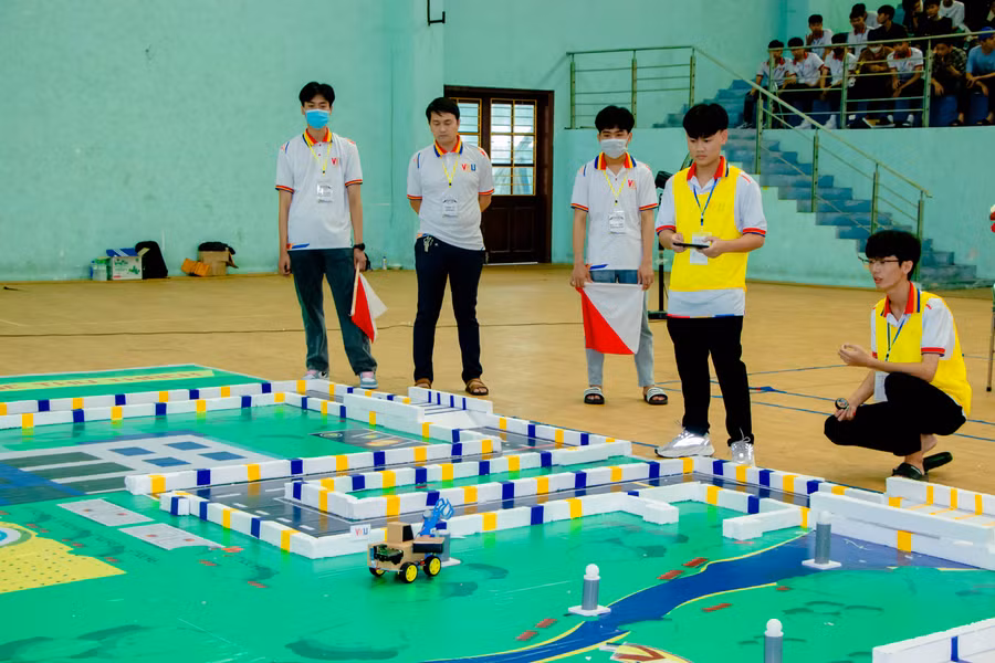 Các đội đang tranh tài tại cuộc thi. Ảnh: Ngọc Hòa. 