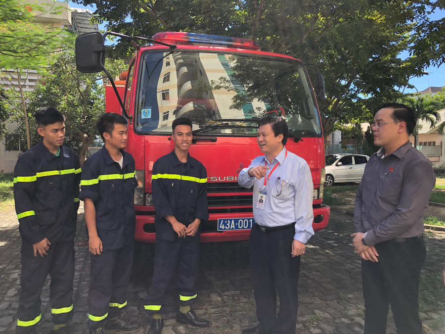 Thứ trưởng Nguyễn Hữu Độ trao đổi, động viên lực lượng Phòng cháy chữa cháy túc trực tại điểm làm phách thi.