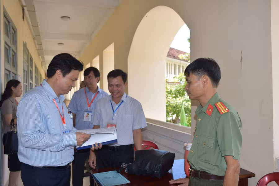 Kiểm tra công tác an ninh ở những địa điểm chấm thi tốt nghiệp THPT tại tỉnh Quảng Nam. Ảnh: M.T.
