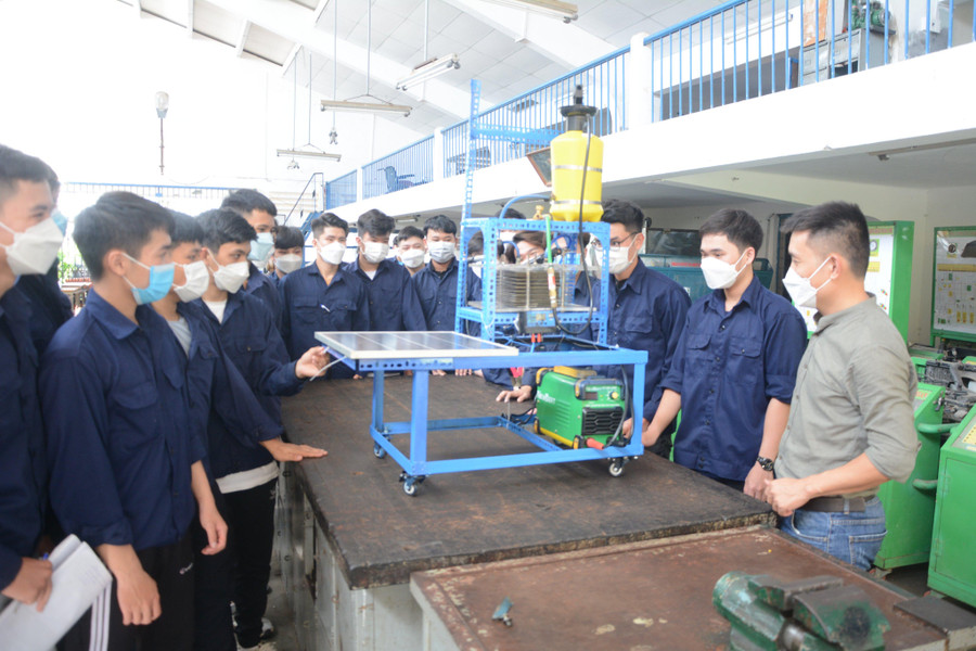 Sinh viên Trường Đại học Sư phạm Kỹ thuật - Đại học Đà Nẵng trong giờ học thực hành. Sinh viên Trường Đại học Sư phạm Kỹ thuật - Đại học Đà Nẵng trong giờ học thực hành.