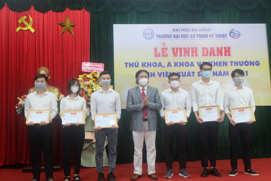 Trường Đại học Sư phạm Kỹ thuật (Đại học Đà Nẵng) trao khen thưởng cho các sinh viên có thành tích học tập tốt. Ảnh tư liệu. Trường Đại học Sư phạm Kỹ thuật (Đại học Đà Nẵng) trao khen thưởng cho các sinh viên có thành tích học tập tốt. Ảnh tư liệu.