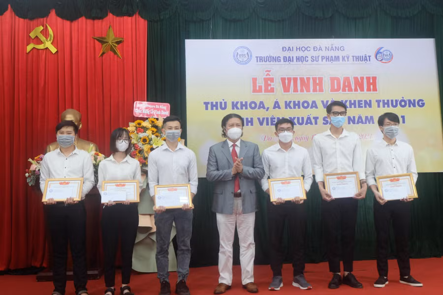 Trường Đại học Sư phạm Kỹ thuật (Đại học Đà Nẵng) trao khen thưởng cho các sinh viên có thành tích học tập tốt. Ảnh tư liệu.