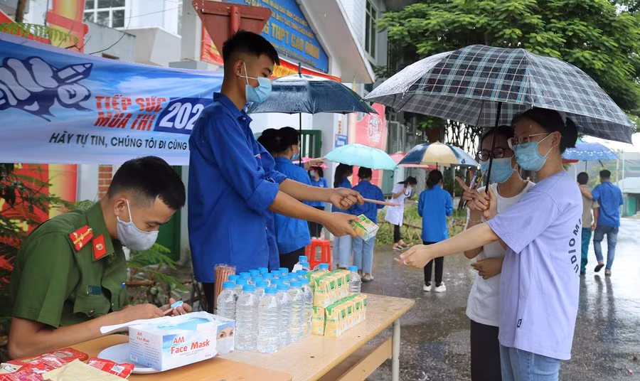 Đội tình nguyện tại điểm thi trường THPT Cao Bình hỗ trợ, “tiếp sức” cho các thí sinh