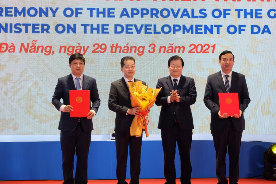 Phó Thủ tướng Chính phủ Trịnh Đình Dũng trao các Nghị định, Quyết định của Chính phủ và Thủ tướng Chính phủ về phát triển TP Đà Nẵng.