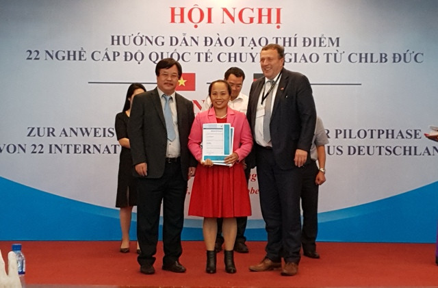 Trao chứng chỉ cho các giáo viên đã được đào tạo tại Đức Trao chứng chỉ cho các giáo viên đã được đào tạo tại Đức