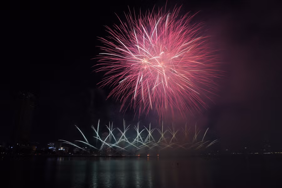 Lấy cảm hứng từ kiệt tác nghệ thuật “Ambiente spaziale a luce nerea” của nghệ sĩ người Italia Lucio Fontana. Ảnh: Hoàng Vinh.