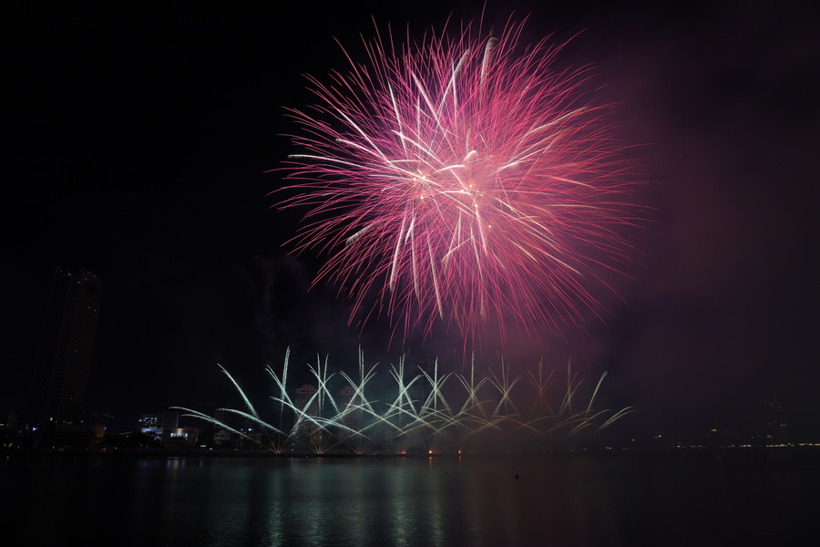 Lấy cảm hứng từ kiệt tác nghệ thuật “Ambiente spaziale a luce nerea” của nghệ sĩ người Italia Lucio Fontana. Ảnh: Hoàng Vinh. Lấy cảm hứng từ kiệt tác nghệ thuật “Ambiente spaziale a luce nerea” của nghệ sĩ người Italia Lucio Fontana. Ảnh: Hoàng Vinh.