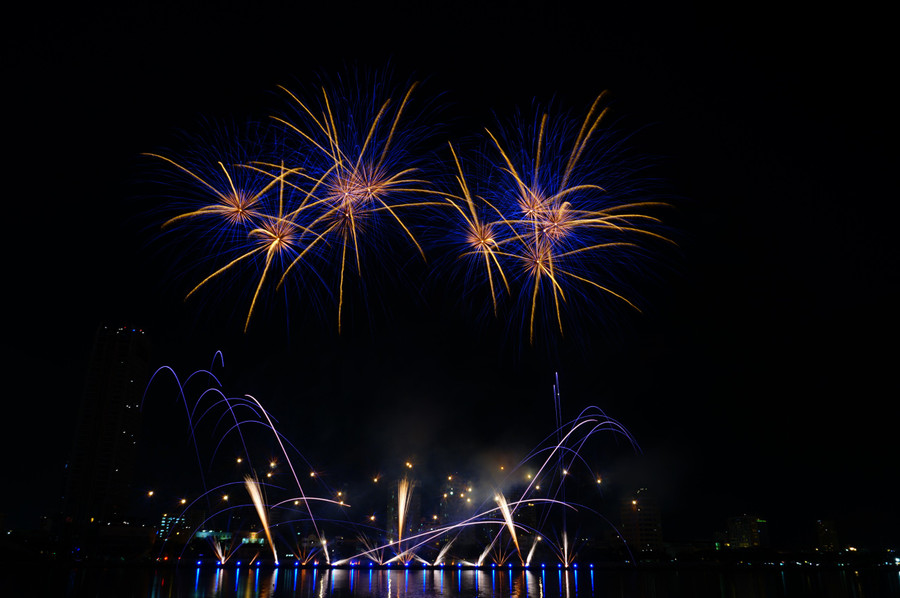 “Vũ khí bí mật” mà đội Úc đem tới năm nay chính là những chùm pháo có hiệu ứng ánh sáng độc đáo, đẹp đến siêu thực. Ảnh: Hoàng Vinh. “Vũ khí bí mật” mà đội Úc đem tới năm nay chính là những chùm pháo có hiệu ứng ánh sáng độc đáo, đẹp đến siêu thực. Ảnh: Hoàng Vinh.