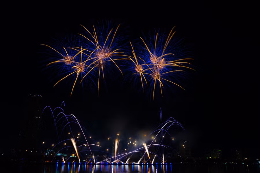“Vũ khí bí mật” mà đội Úc đem tới năm nay chính là những chùm pháo có hiệu ứng ánh sáng độc đáo, đẹp đến siêu thực. Ảnh: Hoàng Vinh.