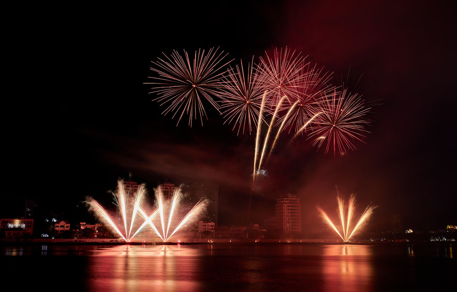 Bằng kỹ thuật trình diễn tinh tế của mình, đội tuyển Ý đã “vẽ” những bản giao hưởng bất hủ lên bầu trời Đà Nẵng bằng ánh sáng. Ảnh: Hoàng Vinh. Bằng kỹ thuật trình diễn tinh tế của mình, đội tuyển Ý đã “vẽ” những bản giao hưởng bất hủ lên bầu trời Đà Nẵng bằng ánh sáng. Ảnh: Hoàng Vinh.