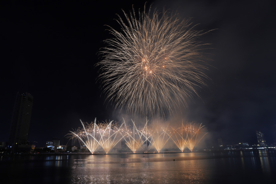 Những hiệu ứng pháo hoa uyển chuyển, tinh tế trên nền nhạc kinh điển như Bản giao hưởng “Định mệnh” của Beethoven khiến khán giả không ngừng rời mắt. Ảnh: Hoàng Vinh. Những hiệu ứng pháo hoa uyển chuyển, tinh tế trên nền nhạc kinh điển như Bản giao hưởng “Định mệnh” của Beethoven khiến khán giả không ngừng rời mắt. Ảnh: Hoàng Vinh.