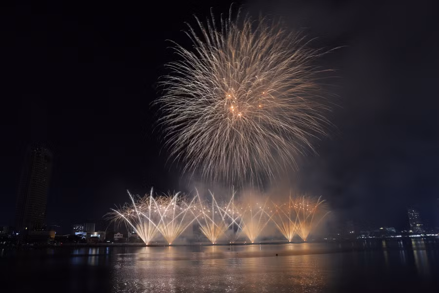 Những hiệu ứng pháo hoa uyển chuyển, tinh tế trên nền nhạc kinh điển như Bản giao hưởng “Định mệnh” của Beethoven khiến khán giả không ngừng rời mắt. Ảnh: Hoàng Vinh.