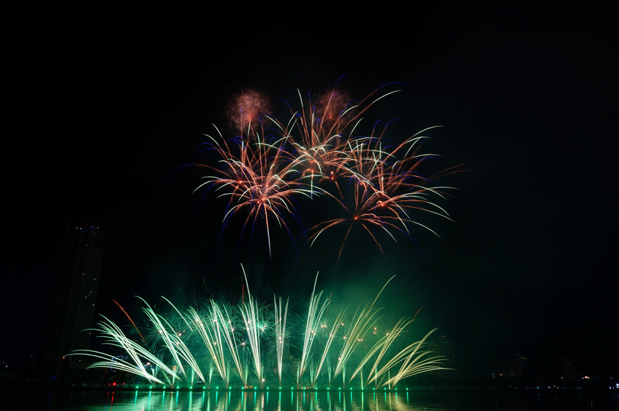 Trên nền nhạc Mad World và Survivor, đội thi đã mượn pháo hoa để mô tả những thăng trầm của nước Úc thời hiện đại. Ảnh: Hoàng Vinh. Trên nền nhạc Mad World và Survivor, đội thi đã mượn pháo hoa để mô tả những thăng trầm của nước Úc thời hiện đại. Ảnh: Hoàng Vinh.